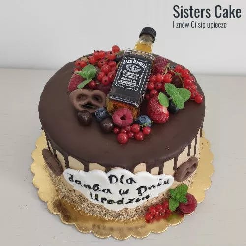 Tort drip cake z whisky, owocami, słodyczami