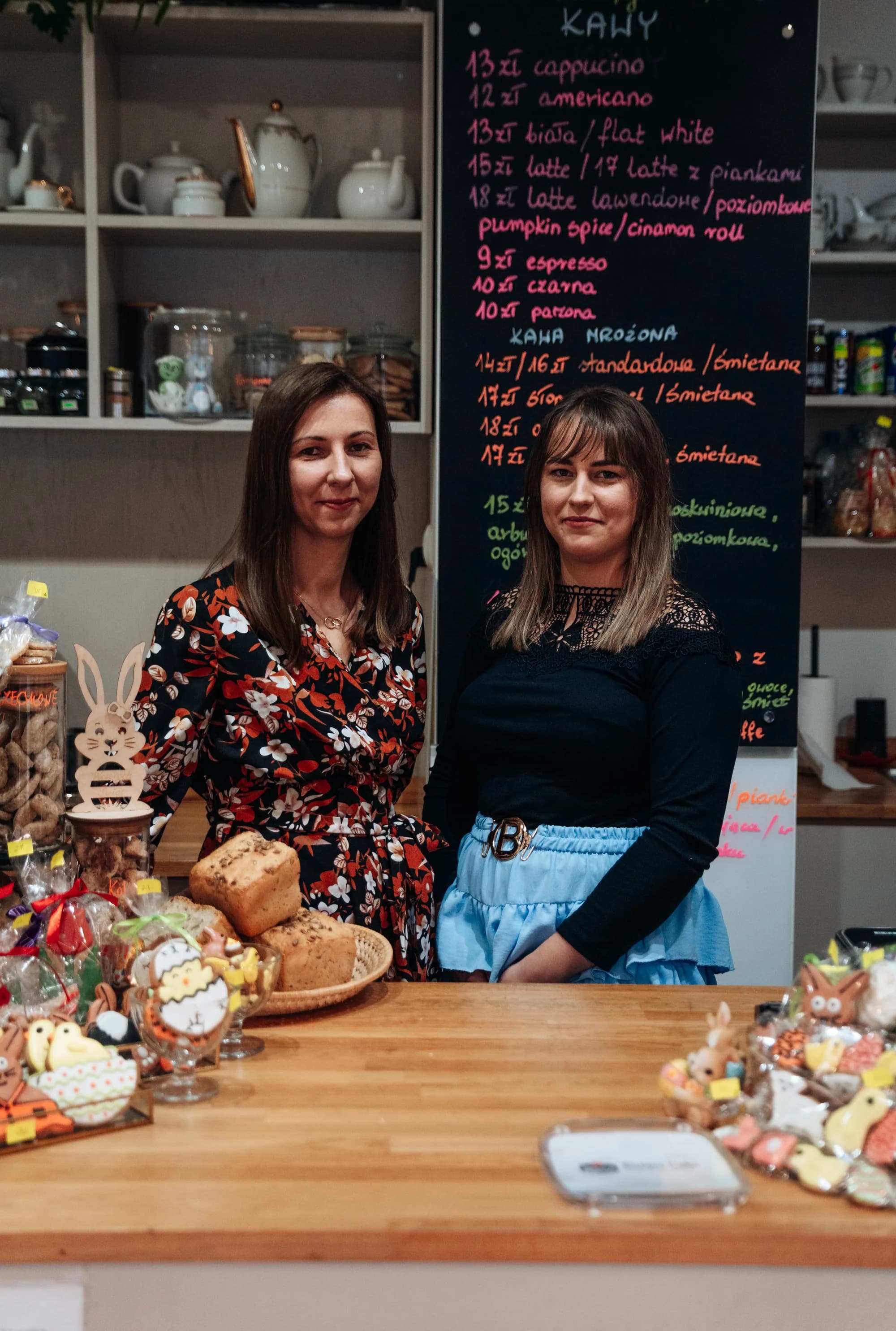 Dwie siostry tworzące markę Sisters Cake w swojej kawiarni