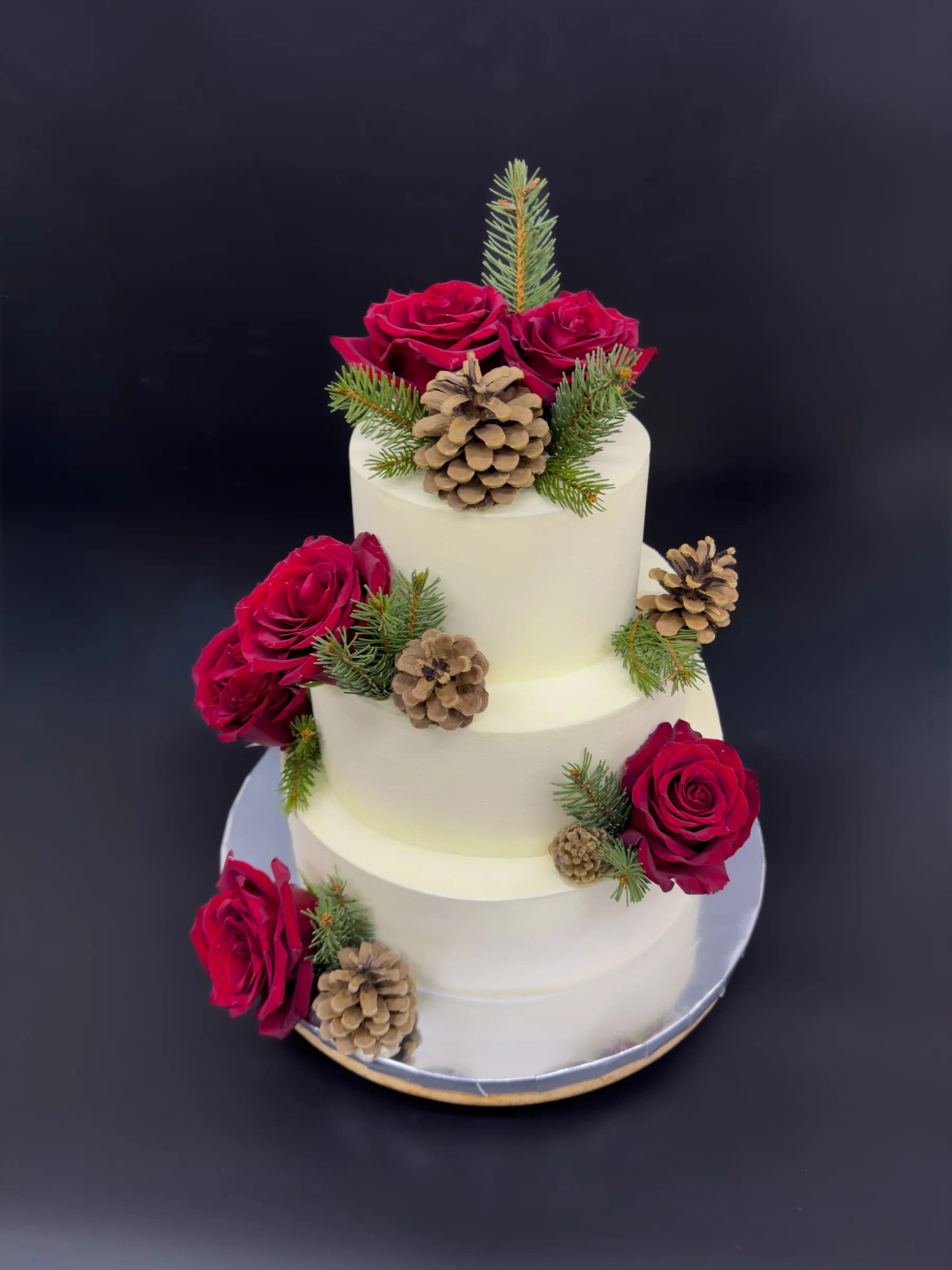 Piętrowy tort z czerwonymi różami wykonany w pracowni Sisters Cake