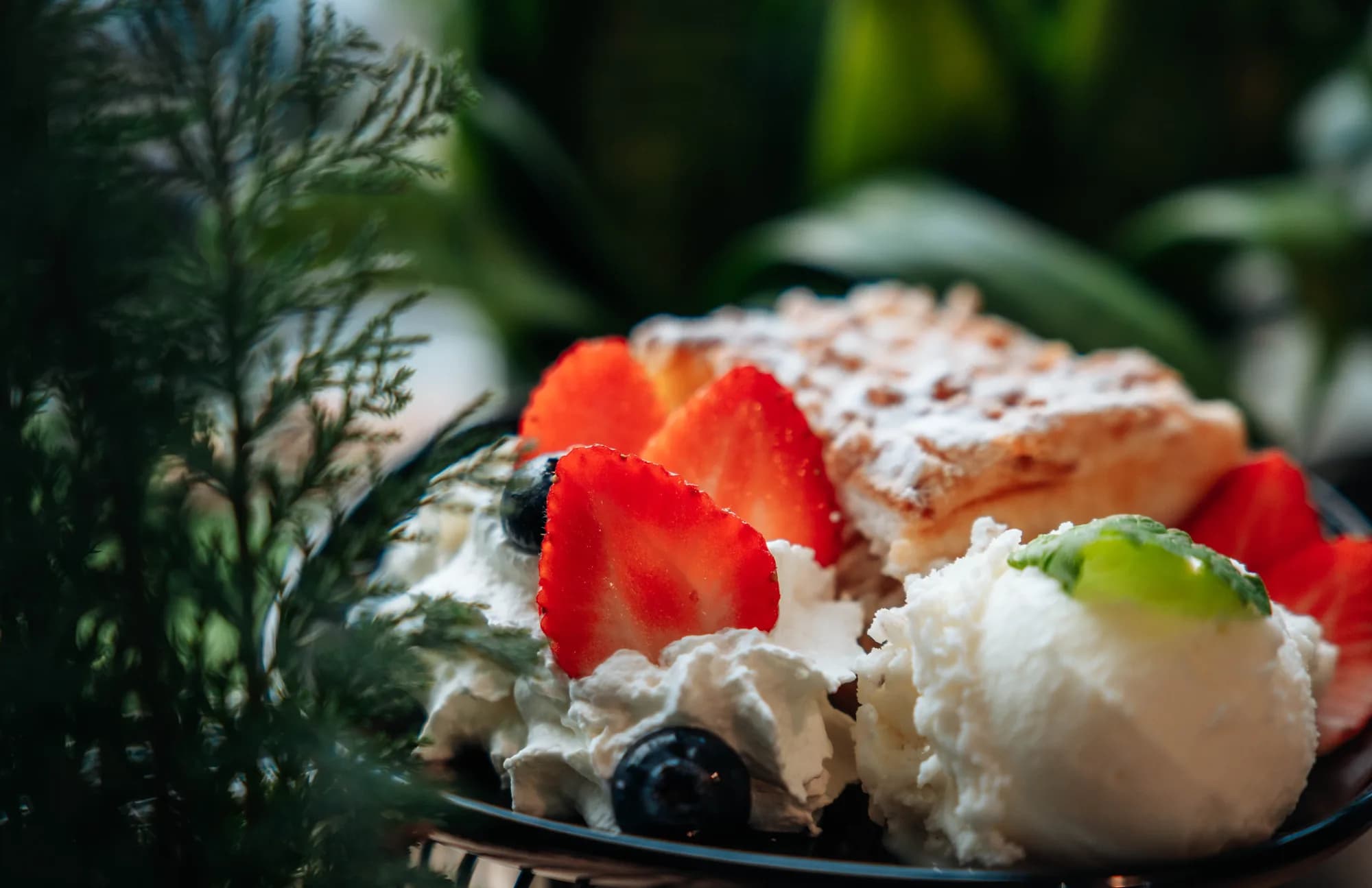 Lody z bitą śmietaną i świeżymi owocami w Sisters Cake