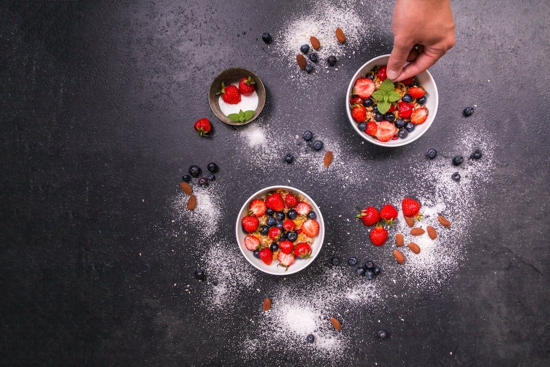 Słodkie smaki bez wyrzeczeń: jak przygotować pyszne desery bez cukru i glutenu