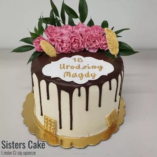 Tort urodzinowy z drip cake i kwiatami