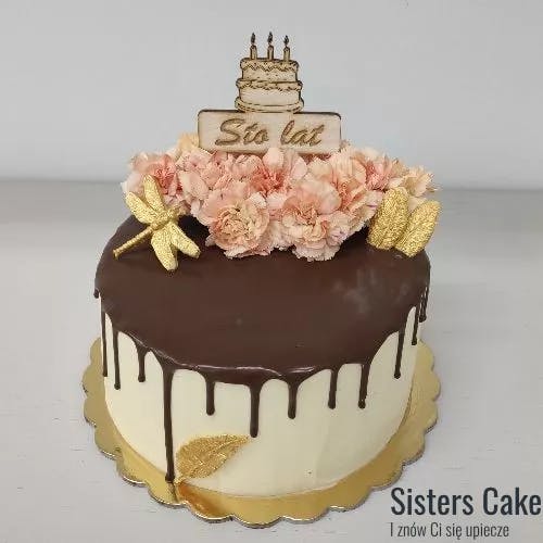 Tort drip cake z kwiatami i złotymi dodatkami