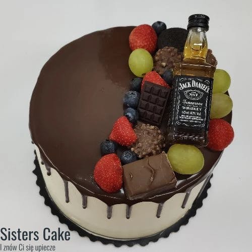 Tort drip cake z butelką whisky