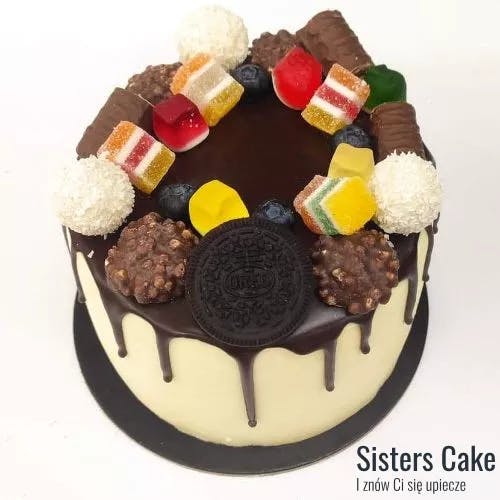 Tort drip cake z żelkami i słodyczami