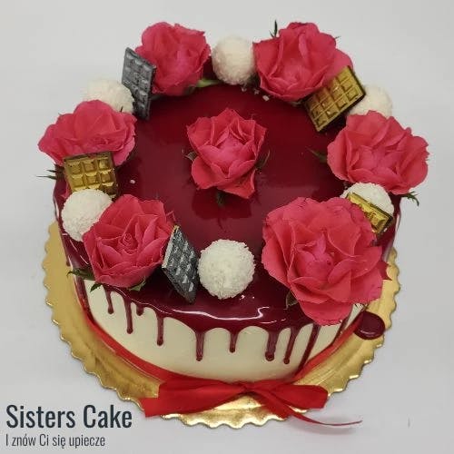 Tort urodzinowy z kolorowym dripem i kwiatami