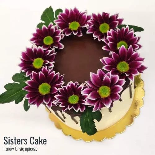 Tort drip cake z kwiatami