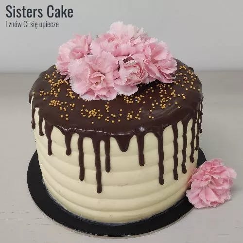 Tort drip cake z różowymi goździkami