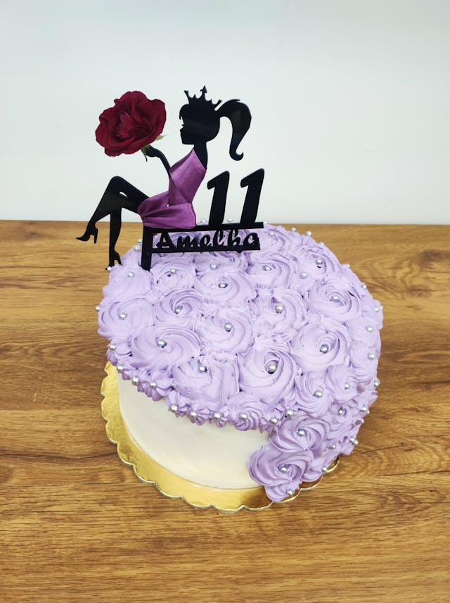 Tort z topperem kobiety w fioletowej sukni