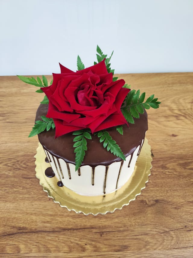 Tort drip cake z różą
