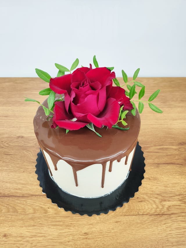 Tort z drip cake i różą